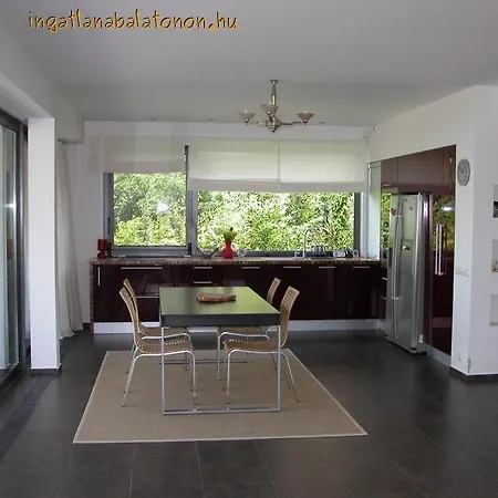 110 - Luxus Minimal Sajat Stranddal, Jakuzzival * Balatonoszod